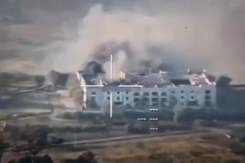 Serangan Udara F-16 Thailand: Markas di Kasino Perbatasan Trat Terkena Bom
Eskalasi konflik di perbatasan timur Thailand mencapai babak baru yang sangat serius. Pada Jumat, 20 Desember 2025, Angkatan Udara Kerajaan Thailand (RTAF) secara resmi meluncurkan operasi udara untuk menanggapi ancaman di wilayah Trat. Langkah ini diambil setelah laporan intelijen menunjukkan adanya pergerakan militer lawan yang menggunakan fasilitas sipil sebagai perlindungan.
Operasi militer yang melibatkan jet tempur canggih ini menandai peningkatan intensitas pertempuran yang telah berlangsung selama 12 hari di wilayah tersebut. Pihak militer Thailand menyatakan bahwa tindakan ini perlu diambil demi melindungi keamanan kedaulatan negara dan warga sipil di sekitar garis depan.
Jet F-16 Hujani Kompleks Kasino dengan Bom
Sekitar pukul 11 pagi, dua jet tempur F-16 milik Angkatan Udara Thailand dikerahkan menuju kawasan Kasino Thmodah yang terletak sangat dekat dengan perbatasan Trat. Menurut sumber militer, kompleks kasino tersebut diduga kuat telah dijadikan tempat perlindungan dan penumpukan senjata berat oleh tentara Kamboja.
Dalam operasi yang berlangsung selama kurang lebih 20 menit, jet tempur tersebut menjatuhkan setidaknya enam bom ke target-target strategis di dalam kompleks kasino. Saksi mata melaporkan ledakan besar yang diikuti oleh suara rentetan senjata api dan mortir, menunjukkan bahwa kontak senjata di darat masih terus terjadi sesaat setelah pengeboman.
Alasan di Balik Pengerahan Kekuatan Udara
Keputusan untuk melancarkan serangan udara F-16 Thailand bukan tanpa alasan. Kapten Angkatan Laut Thammanoon Wanna menjelaskan bahwa Satuan Tugas Korps Marinir Trat telah memantau adanya peningkatan jumlah personel dan pergerakan senjata berat di sisi lawan.
"Kami mendeteksi adanya penguatan pasukan di area yang sangat dekat dengan wilayah kedaulatan kami. Dukungan udara diminta untuk meminimalisir ancaman terhadap pasukan darat dan warga sipil kami di lapangan," ujar Kapten Thammanoon.
Situasi perbatasan yang tidak menentu ini terkadang memberikan kejutan yang tidak terduga bagi masyarakat setempat. Bagi sebagian orang, ketegangan yang muncul tiba-tiba ini terasa seperti dinamika angka di unik4d, di mana setiap variabel serangan dan pertahanan harus dihitung dengan sangat hati-hati agar tidak terjadi kesalahan fatal dalam strategi besar keamanan negara.
Dampak terhadap Warga Sipil dan Keamanan Regional
Hingga saat ini, pihak otoritas belum merilis detail resmi mengenai jumlah korban jiwa, baik dari pihak militer maupun warga yang mungkin masih berada di sekitar lokasi. Namun, warga di desa-desa sekitar perbatasan Trat melaporkan rasa cemas yang tinggi setelah mendengar ledakan beruntun sepanjang hari.
Pemerintah daerah telah menginstruksikan warga untuk tetap berada di dalam radius aman dan selalu waspada terhadap instruksi terbaru dari petugas keamanan. Sementara itu, pihak Kamboja belum mengeluarkan pernyataan resmi menanggapi serangan udara yang dilakukan oleh Thailand tersebut.
Kesimpulan
Ketegangan di perbatasan Trat kini berada pada titik didih yang sangat mengkhawatirkan. Penggunaan kekuatan udara menunjukkan bahwa Thailand tidak akan berkompromi dalam mempertahankan wilayahnya. Komunitas internasional kini tengah memantau perkembangan situasi ini dengan harapan upaya de-eskalasi dapat segera dilakukan melalui jalur diplomasi sebelum konflik meluas lebih jauh.